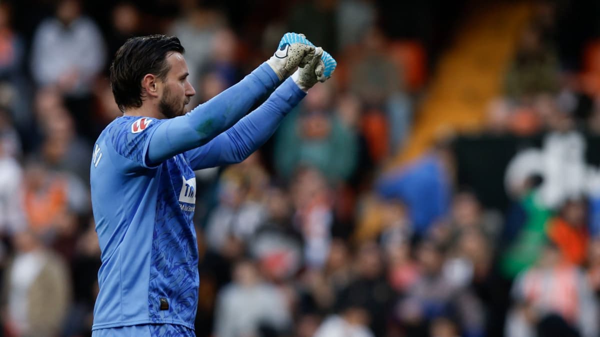 Dimitrievski cumple en el campo