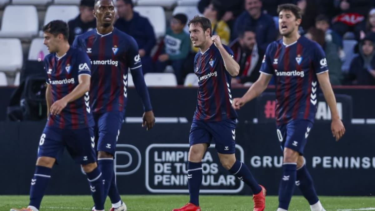 Un triple de Bautista hace que el Eibar duerma en 'playoffs'
