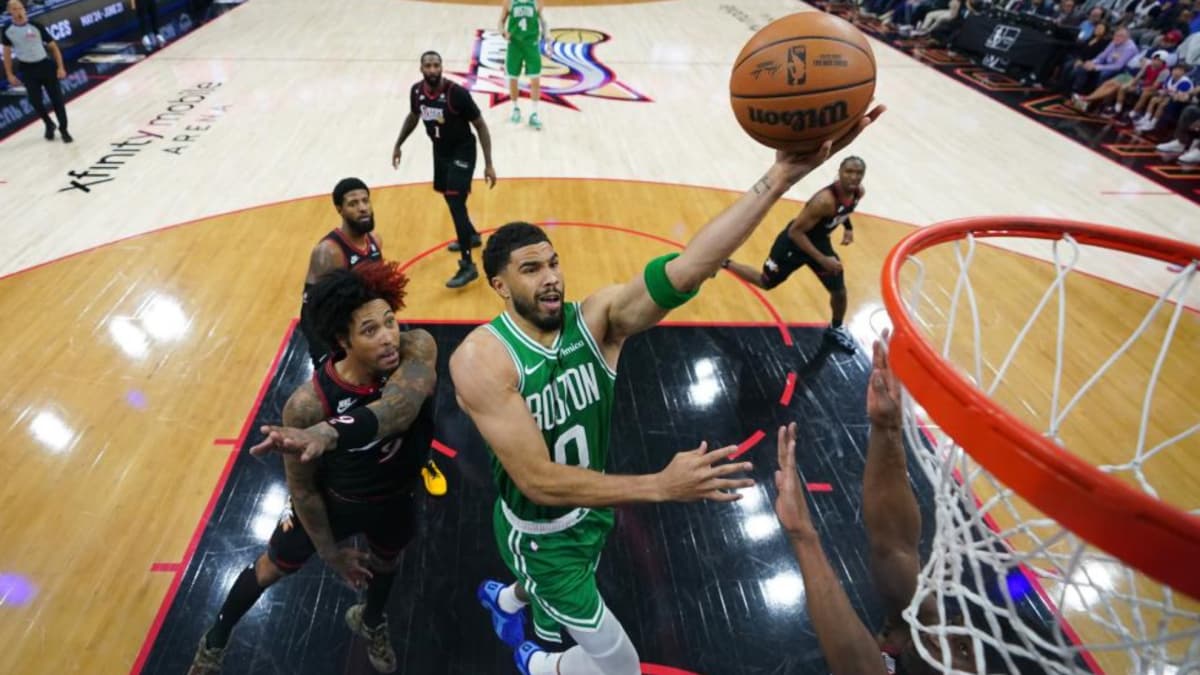 Los 'Jays' (50) incendian Philadelphia y devuelven la ventaja a Boston