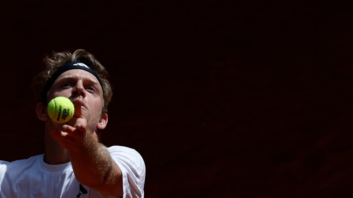 Davidovich regresa con triunfo ante Carreño y pasa a la tercera ronda