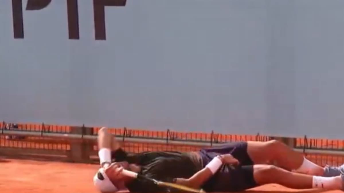 Atmane se retuerce sobre la arena por los calambres... pero gana a Humbert