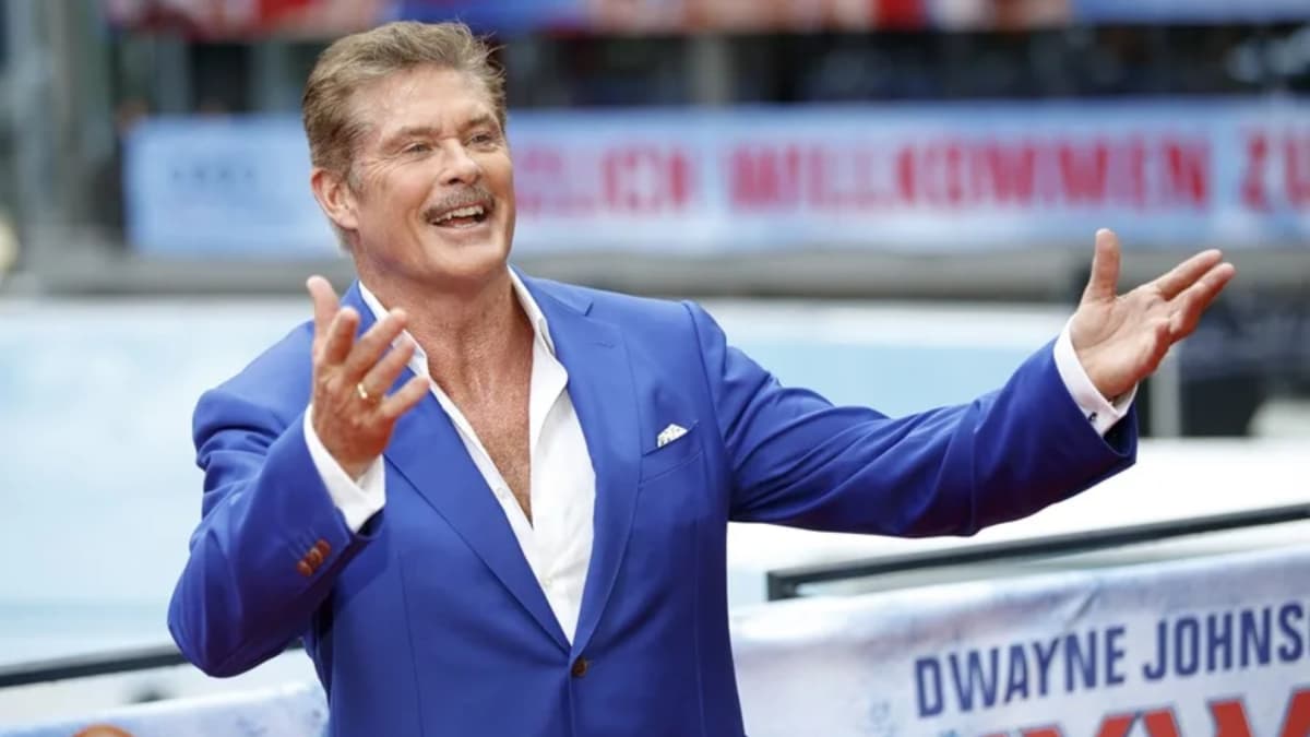 David Hasselhoff, con andador tras sus operaciones de cadera y rodilla y preocupa a sus fans