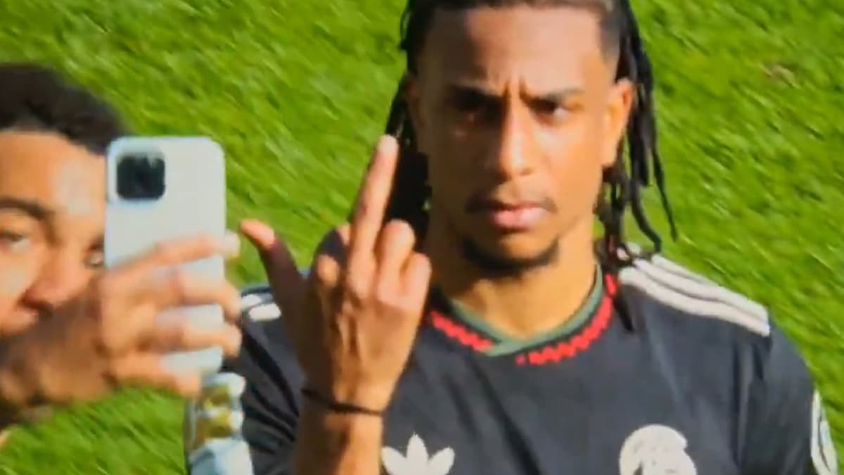 El feo gesto viral de Olise a Musiala