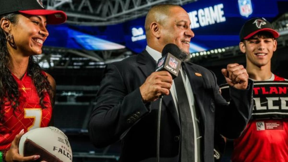 Roberto Carlos lleva al Bernabéu el draft de la NFL con el pick de los Falcons