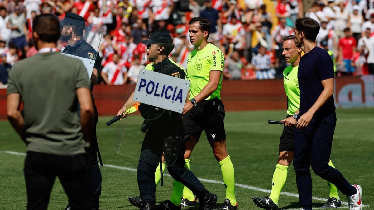 Truenos en Vallecas: el acta desvela el insulto de Isi, la policía identifica a Cobeño, lío en el palco, Fran Soto...