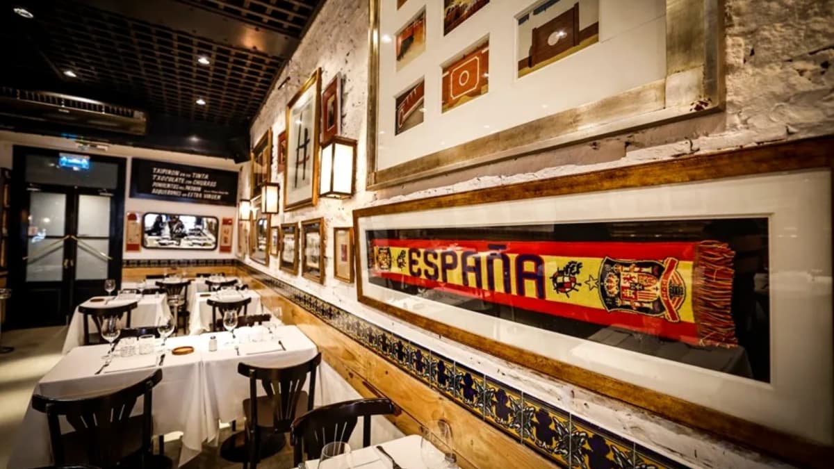 Una mujer deja una nota en una servilleta a una camarera: “Patriarcal y machista”