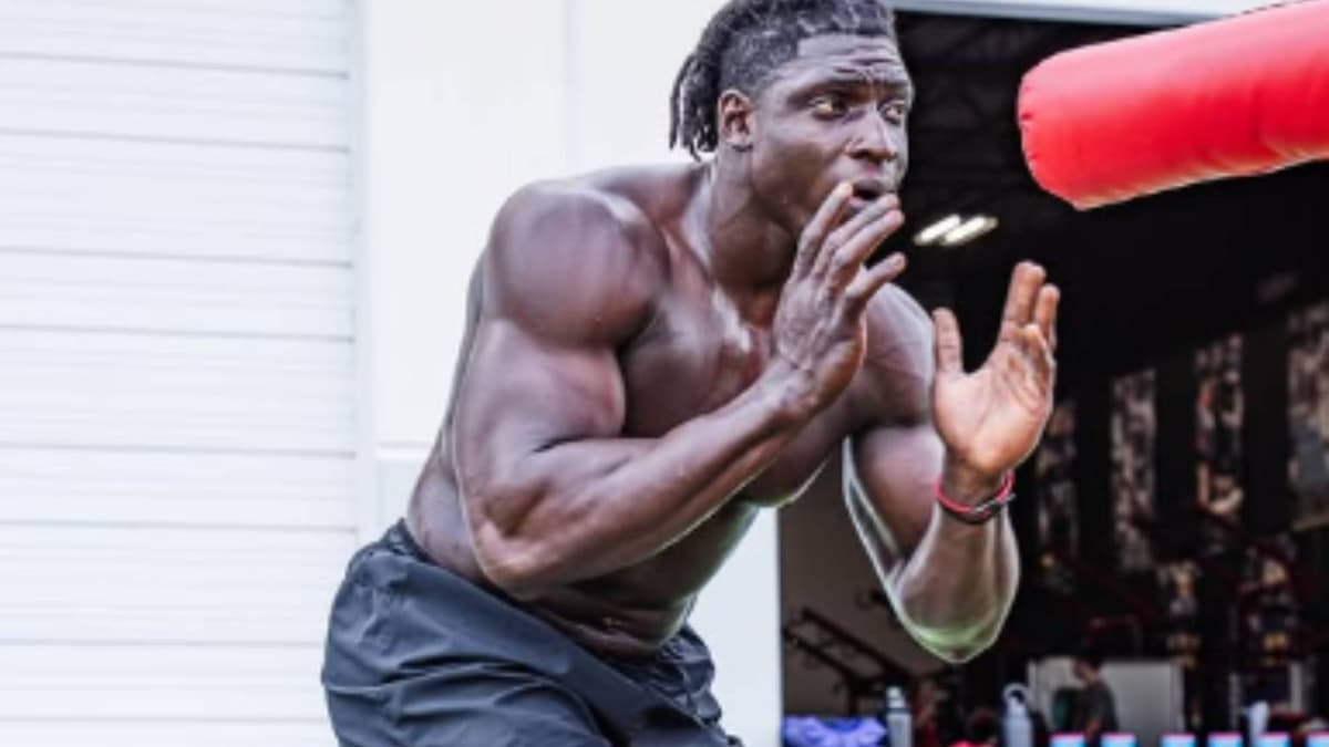 Uar Bernard, el titĂĄn nigeriano que nunca ha jugado al fĂștbol americano y asombra a la NFL