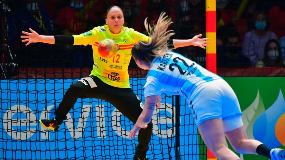 Silvia Navarro, leyenda del balonmano español, se retira a los 47 años