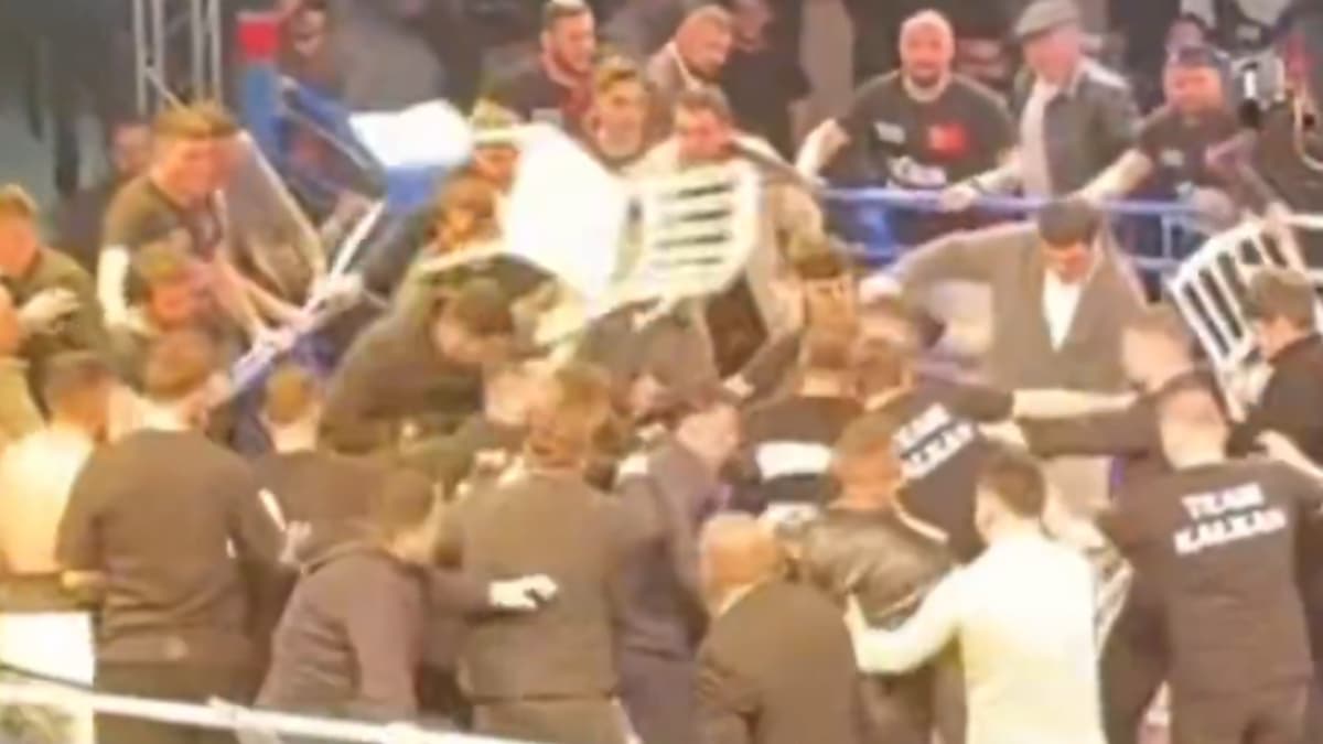 La pelea se va de las manos: ¡más de 40 personas suben al ring para linchar a un boxeador!