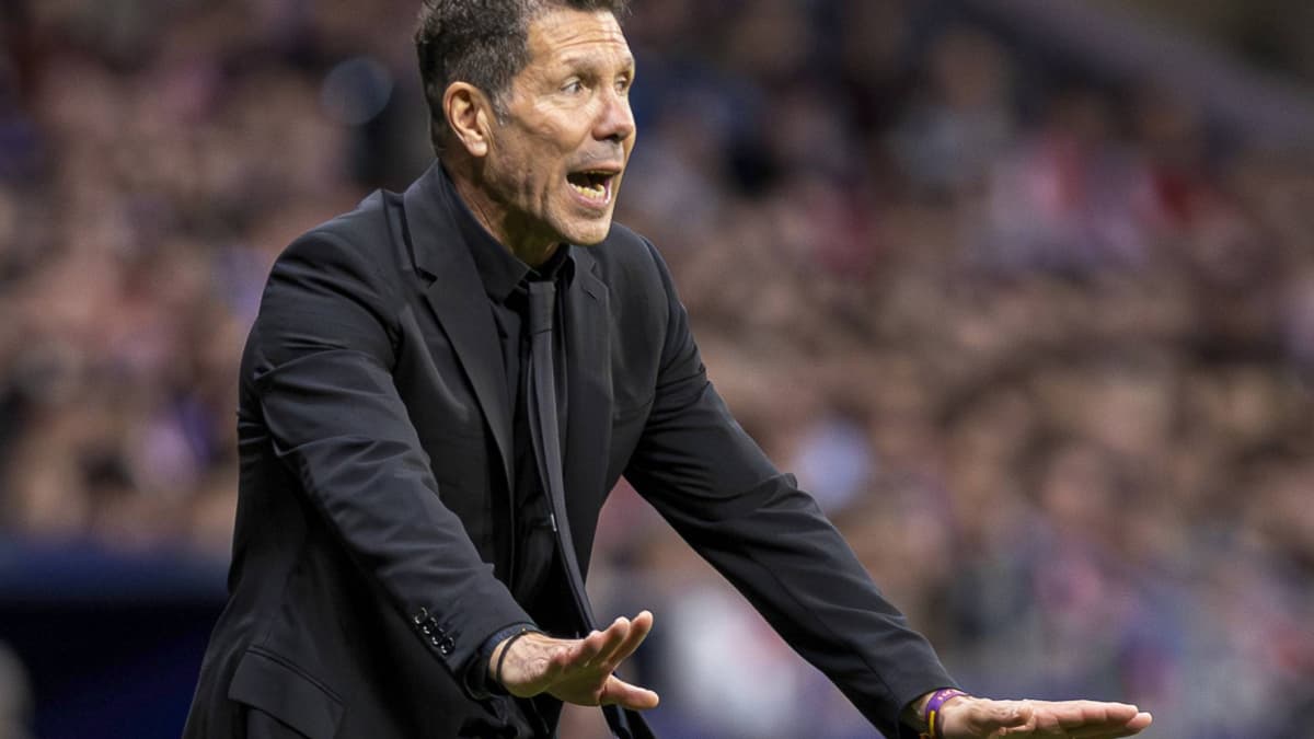 En Inglaterra acusan a Simeone de "juegos sucio" con el césped