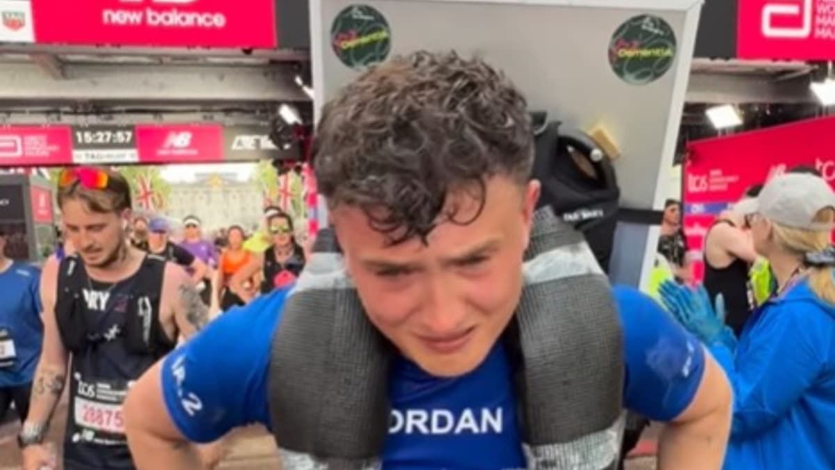 La otra gesta del maratón de Londres: corre con una nevera a cuestas para visibilizar la demencia