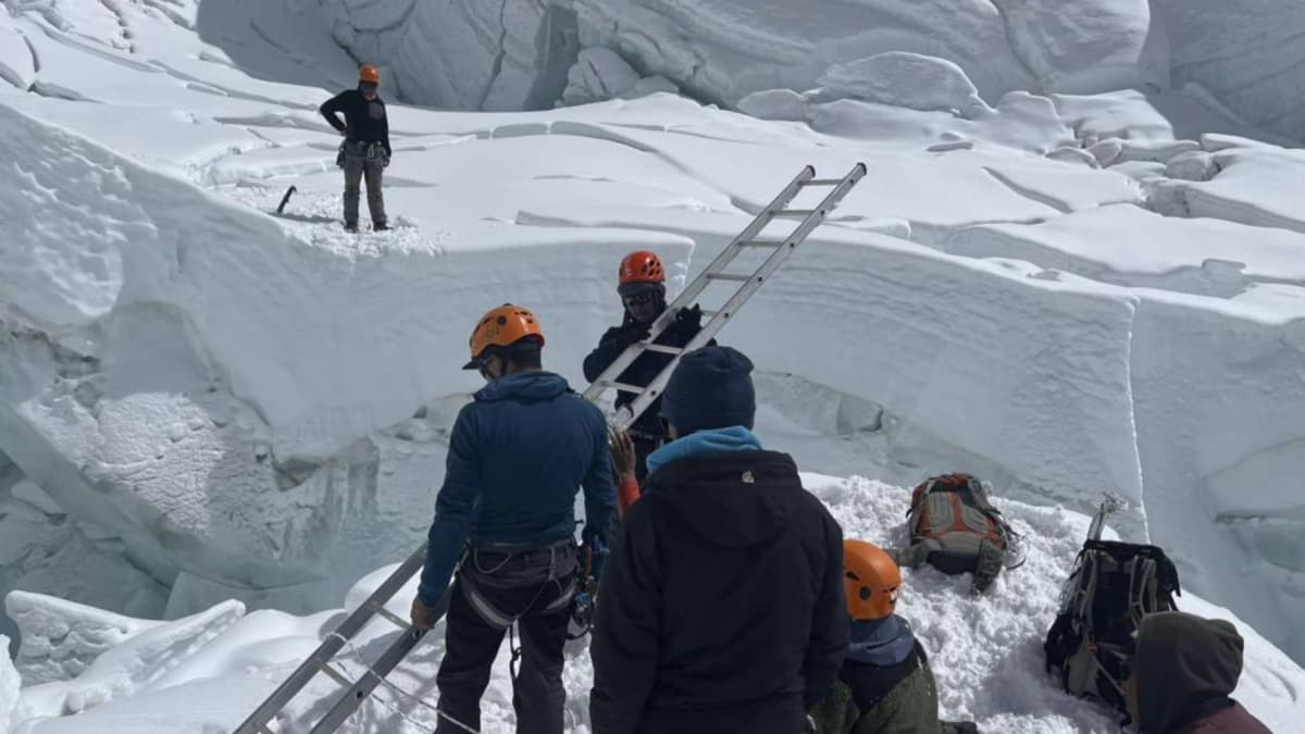 El Everest estĂĄ 'abierto': desbloqueada la ruta de la cascada de Khumbu