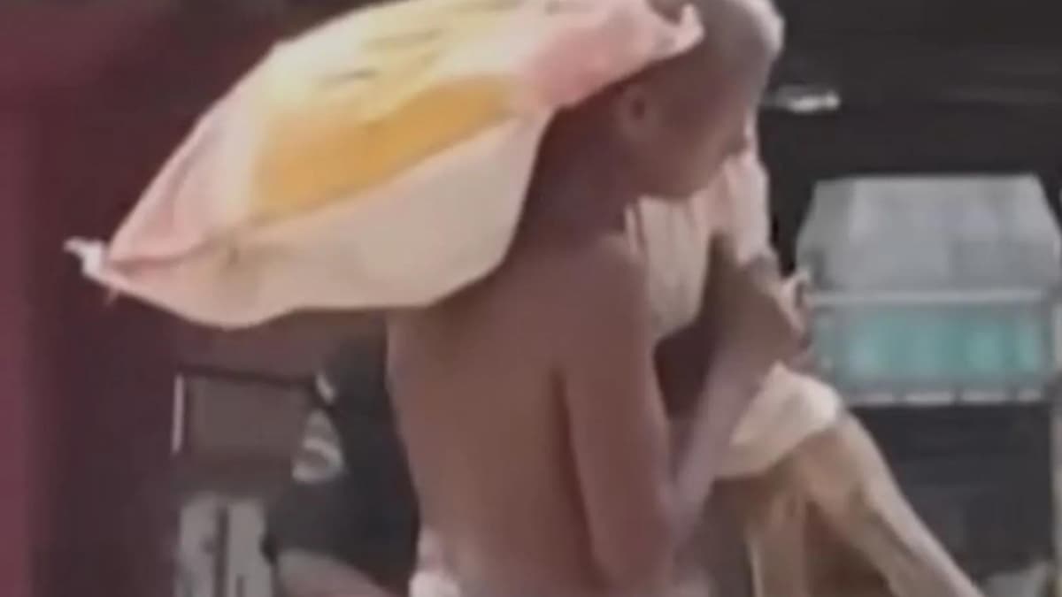 Desentierra el cadáver de su hermana y lleva sus restos a un banco en India para poder retirar su dinero