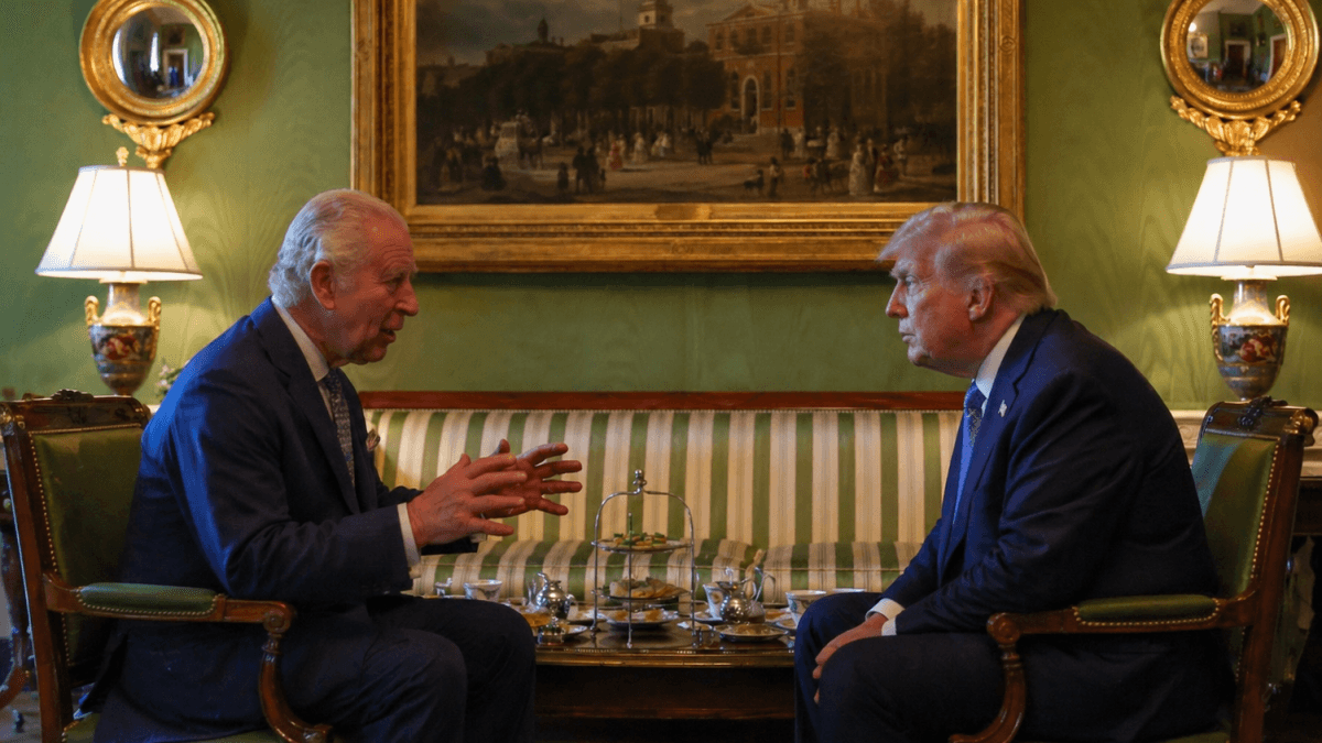 Qué hay detrás de la irónica réplica de Carlos III a Trump: "Si no fuera por nosotros, usted hablaría francés"