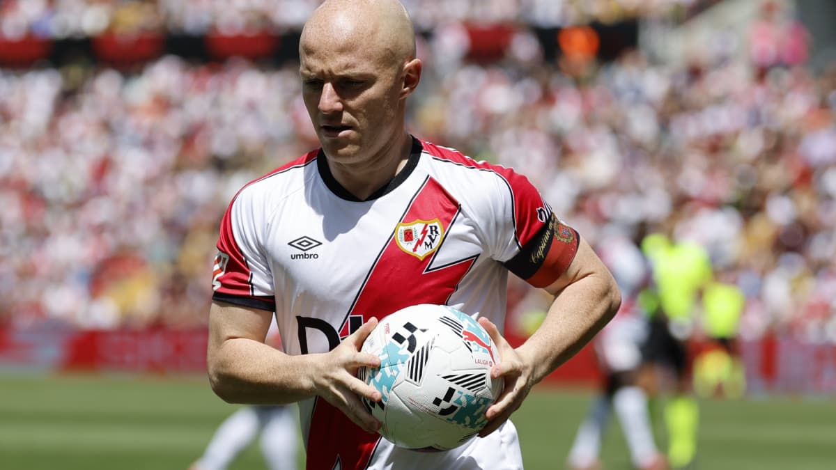 ¡Isi, sancionado con siete partidos!