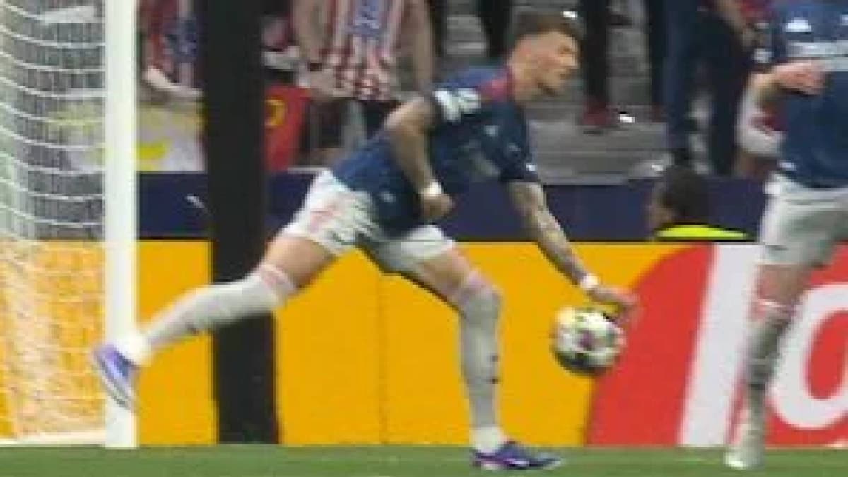 "Amortigua el balón con la mano, es penalti claro"