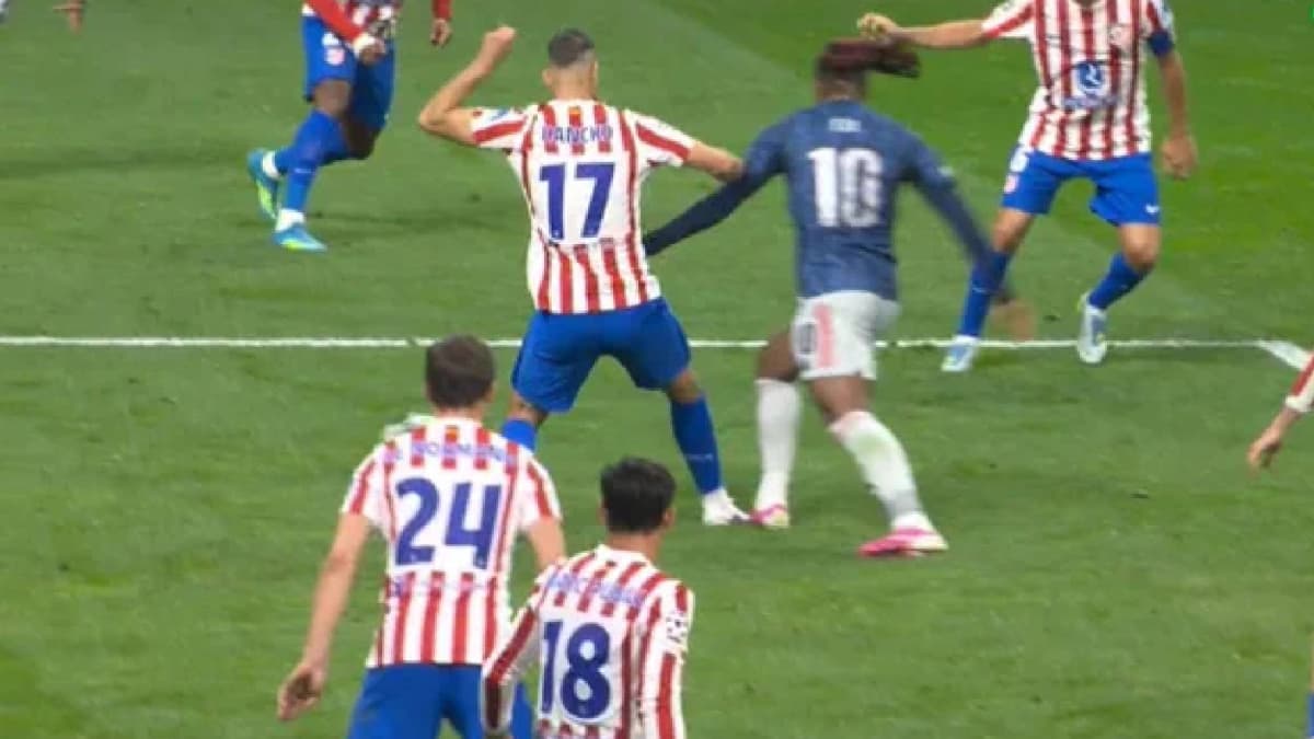 "En el campo lo parece, pero el VAR aclara que Hancko no lo comete"
