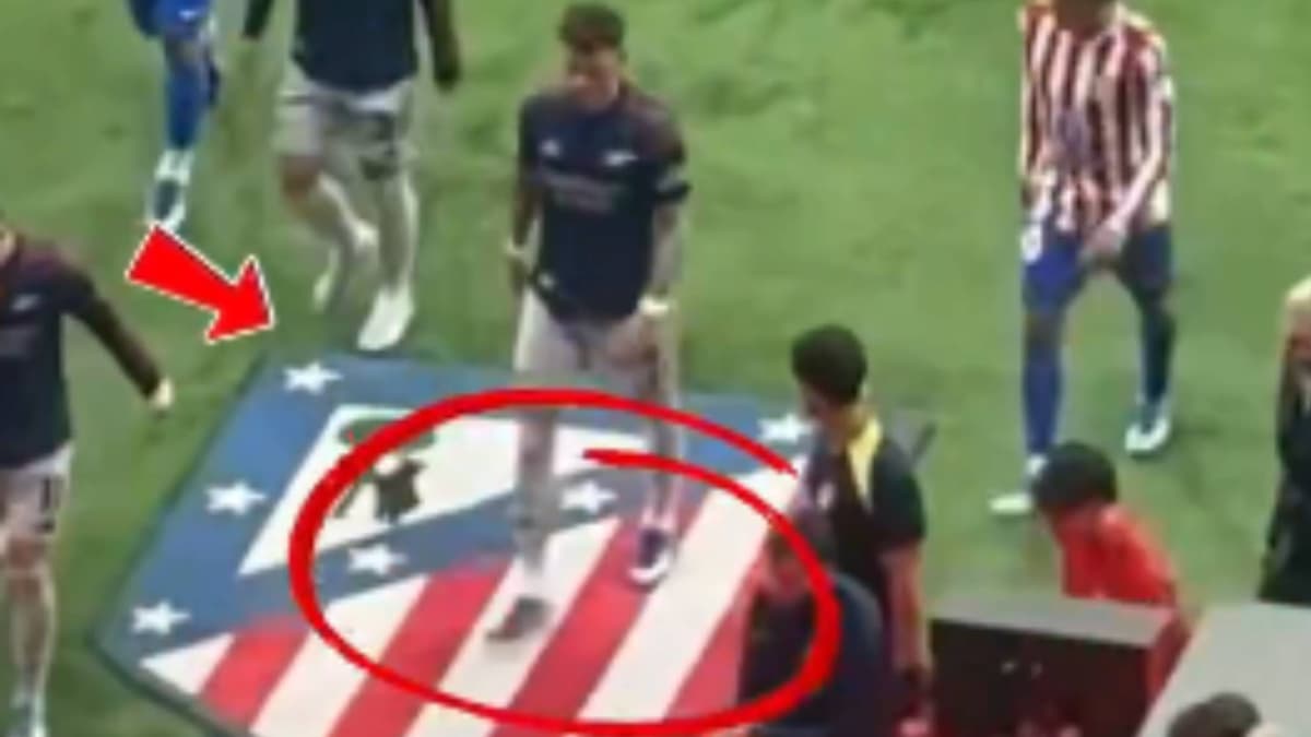Tensión con un jugador del Arsenal al pisar el escudo del Atlético