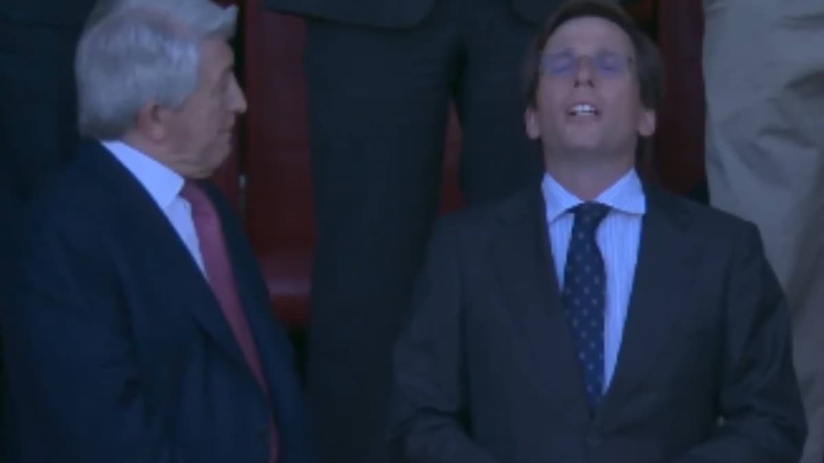 El éxtasis de Almeida cantando el himno del Atlético ante un sorprendido Enrique Cerezo
