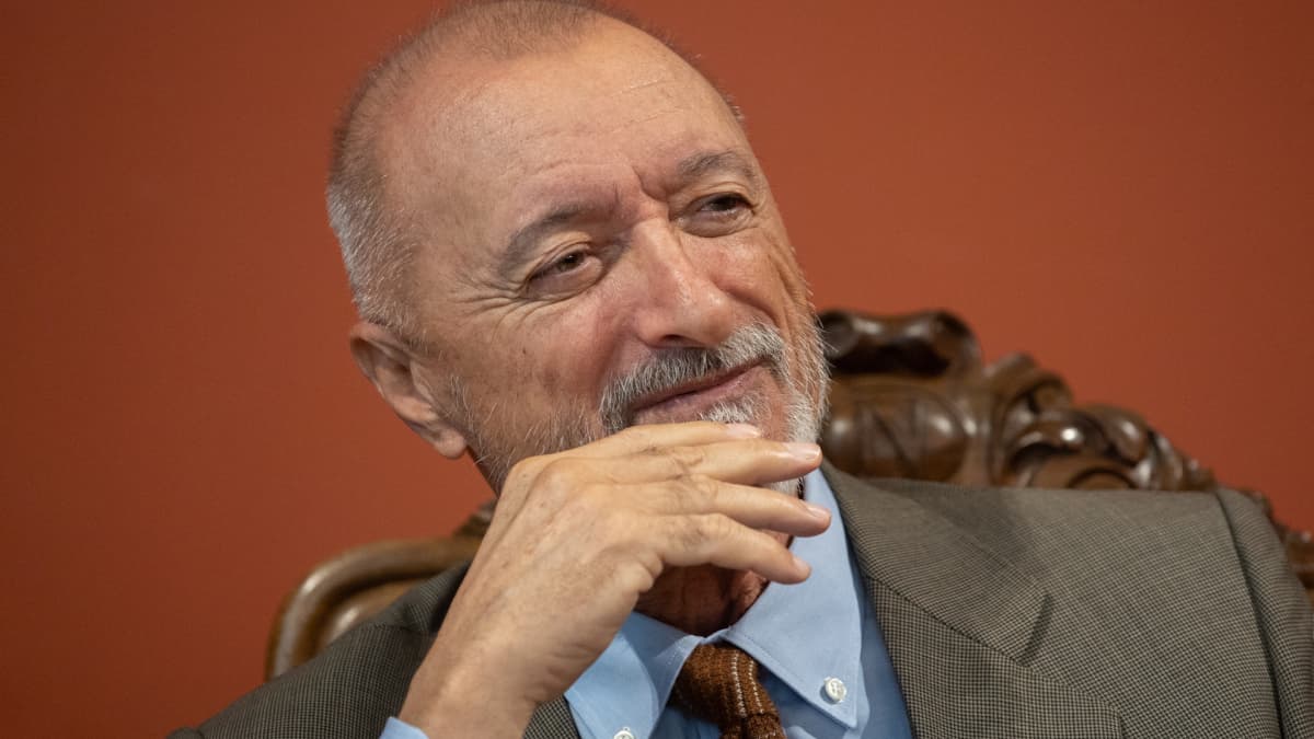 Reverte dice lo que nadie se atreve sobre la televisión: "Analfabetos funcionales encerrados en islas"