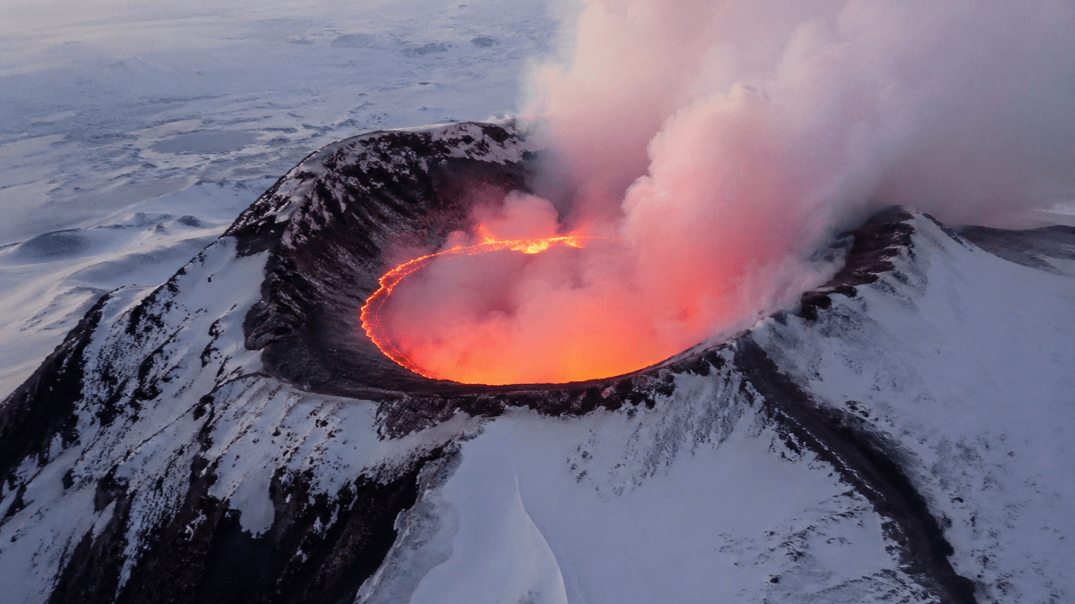El volcán más alto y más raro de la Antártida expulsa oro cada día: el fenómeno que desconcierta a los científicos