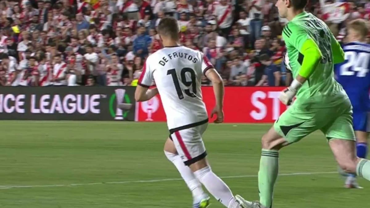 El penalti de la polémica: "Ha ido a pisarme, no sé cómo no entra ahí el VAR"