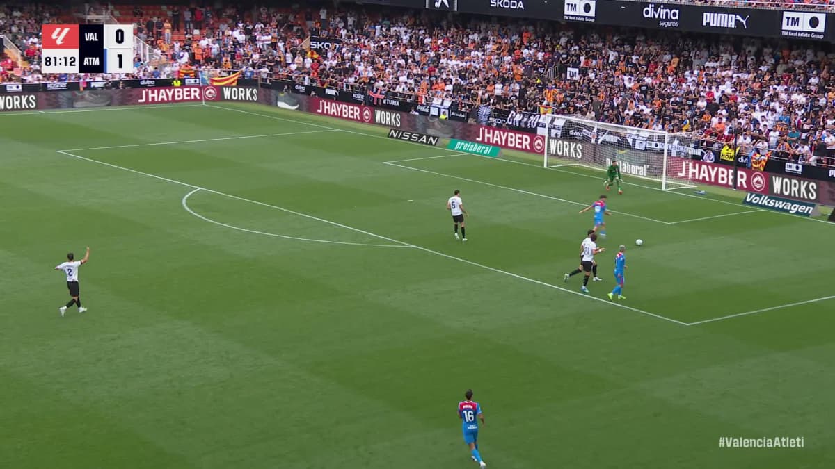 El Valencia se quedó parado en el gol de Cubo tras ver que el asistente señalaba fuera de juego