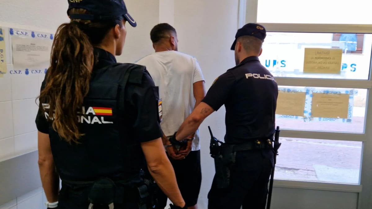 La Policía expulsa de España a 21 delincuentes multirreincidentes que estaban en situación irregular