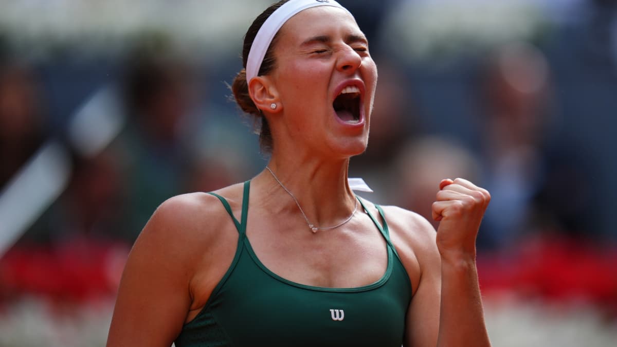 La ucraniana Kostyuk gana su batalla a Rusia con un mortal hacia atrás