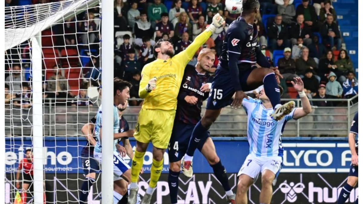 Un inconformista MĂĄlaga asalta Ipurua y regresa a la zona noble a costa del Eibar
