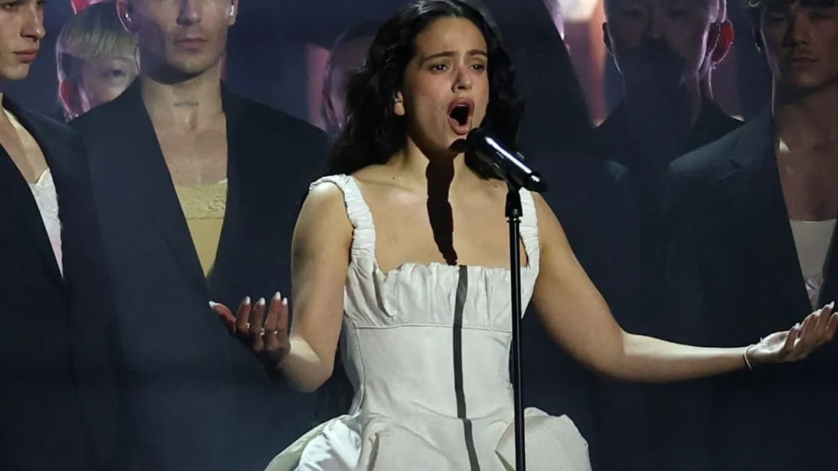 RosalĂa confiesa en pleno concierto que le mandan 'dick pics' a su telĂ©fono