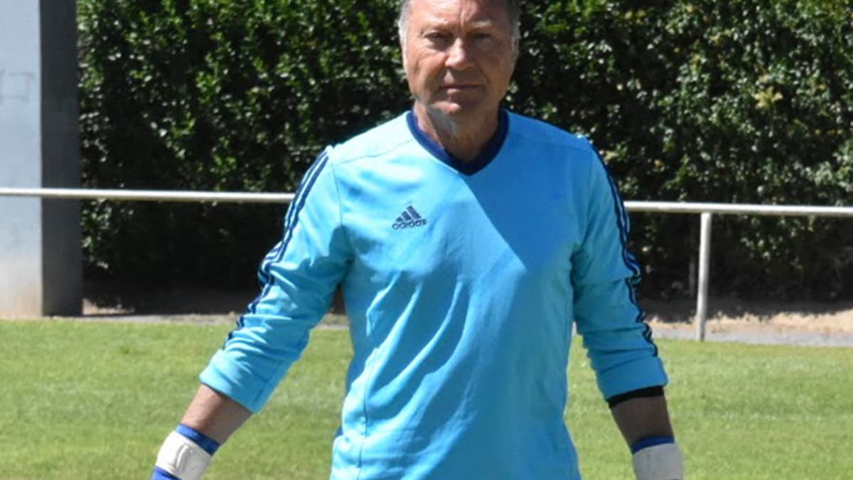 Histórico: Ángel Mateos vuelve a ponerse bajo los palos en un partido oficial con... ¡70 años!