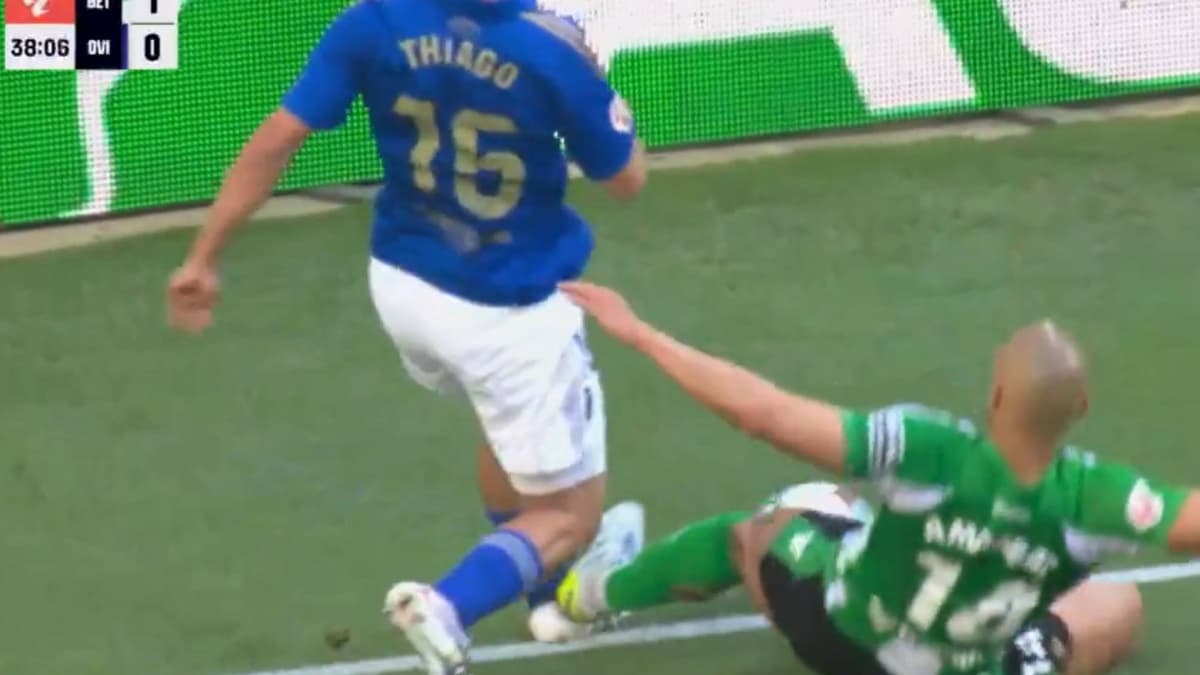 ¿Por qué no entró el VAR en el penalti de Amrabat a Thiago?