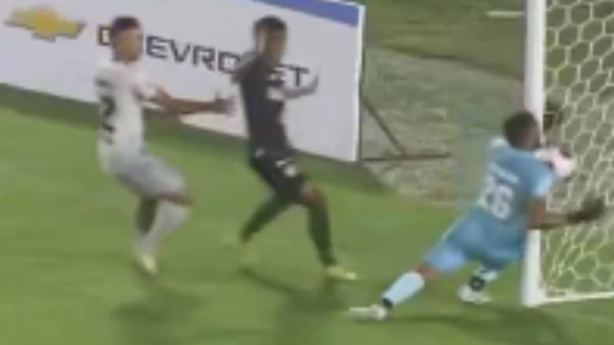 El portero mete el balón en su portería y un compañero le acusa: "¡Es un amañador de partidos!
