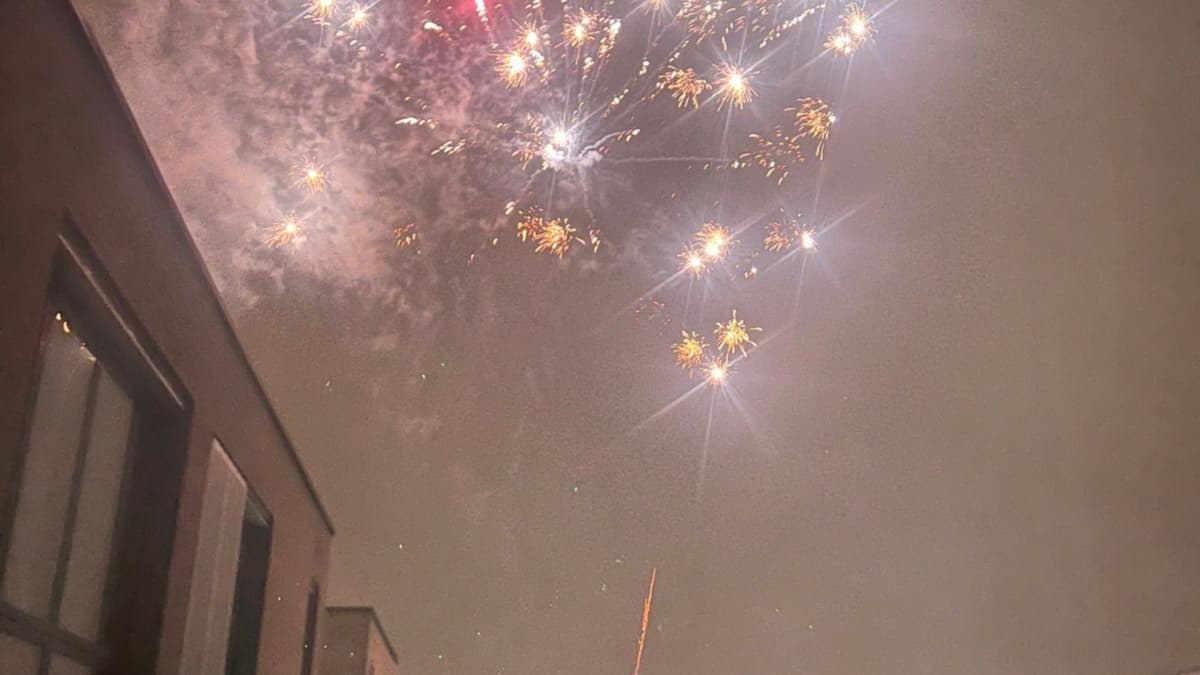 El Atlético, 'atacado' con fuegos artificiales durante la noche en Londres