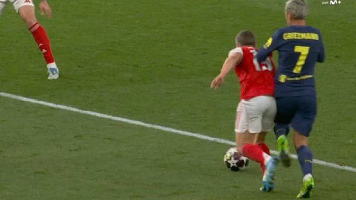 Burrull y la caída de Trossard: "No hay contacto suficiente para señalar penalti"
