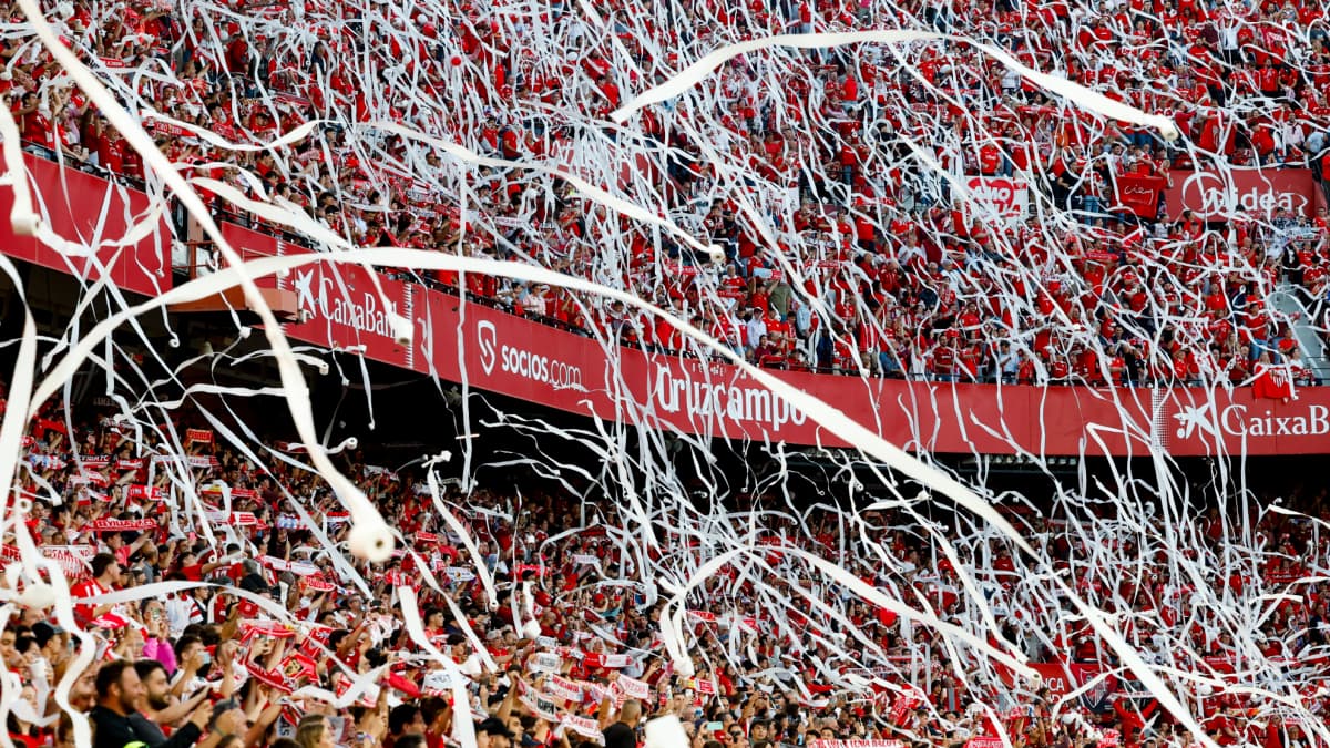 LaLiga denuncia el lanzamiento de rollos de papel en el Sánchez Pizjuán