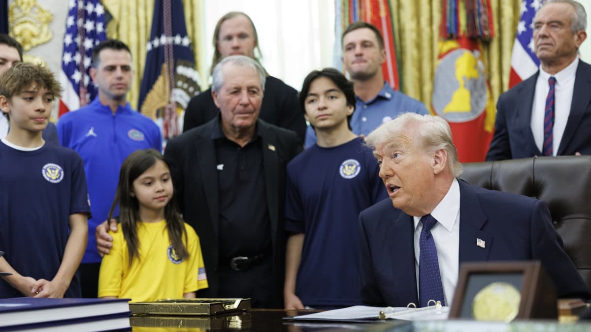 Trump alecciona a un niño sobre las trans en el deporte: "¿Nunca vas a competir contra mujeres?"