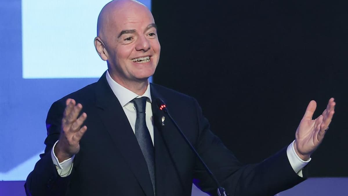 Infantino: "Si alguien compra una entrada por dos millones de euros, le llevaré un perrito y una Coca-Cola"