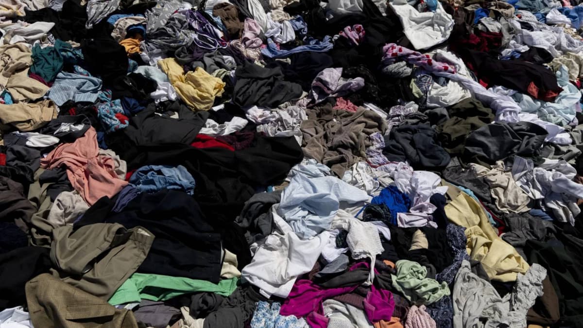 Un informe desvela que el 87% de la ropa usada que se tira en España acaba en un vertedero