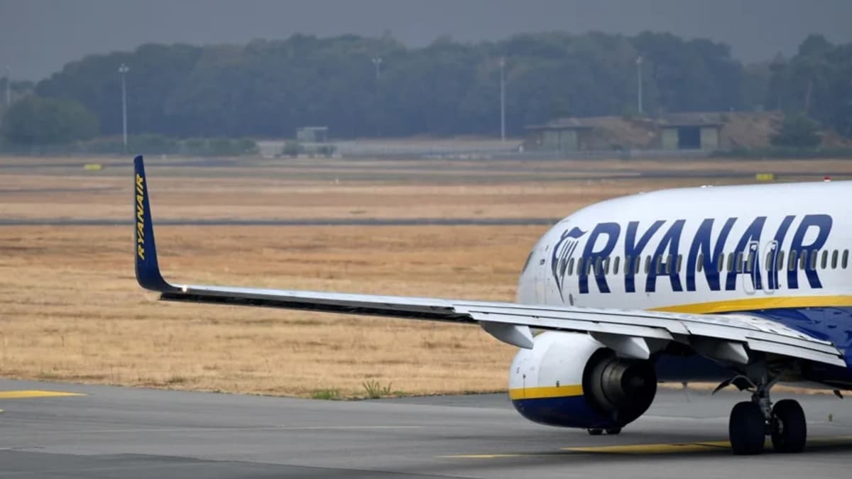 Susto en el aeropuerto de Murcia por el incendio de un avión de Ryanair al aterrizar