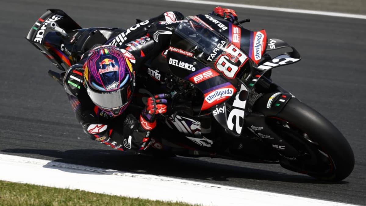 Jorge Martín se sale en el sprint y Marc Márquez se cae... otra vez