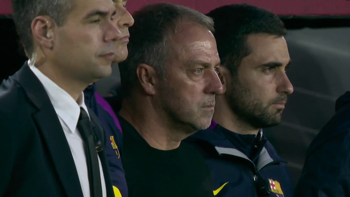 La emoción de Flick en el minuto de silencio por su padre