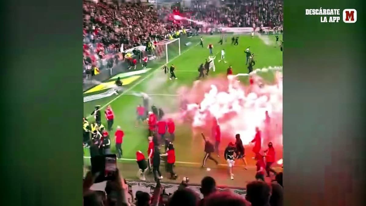 Terrorífico: los ultras del Slavia causan la suspensión del derbi de Praga cuando iban a ser campeones