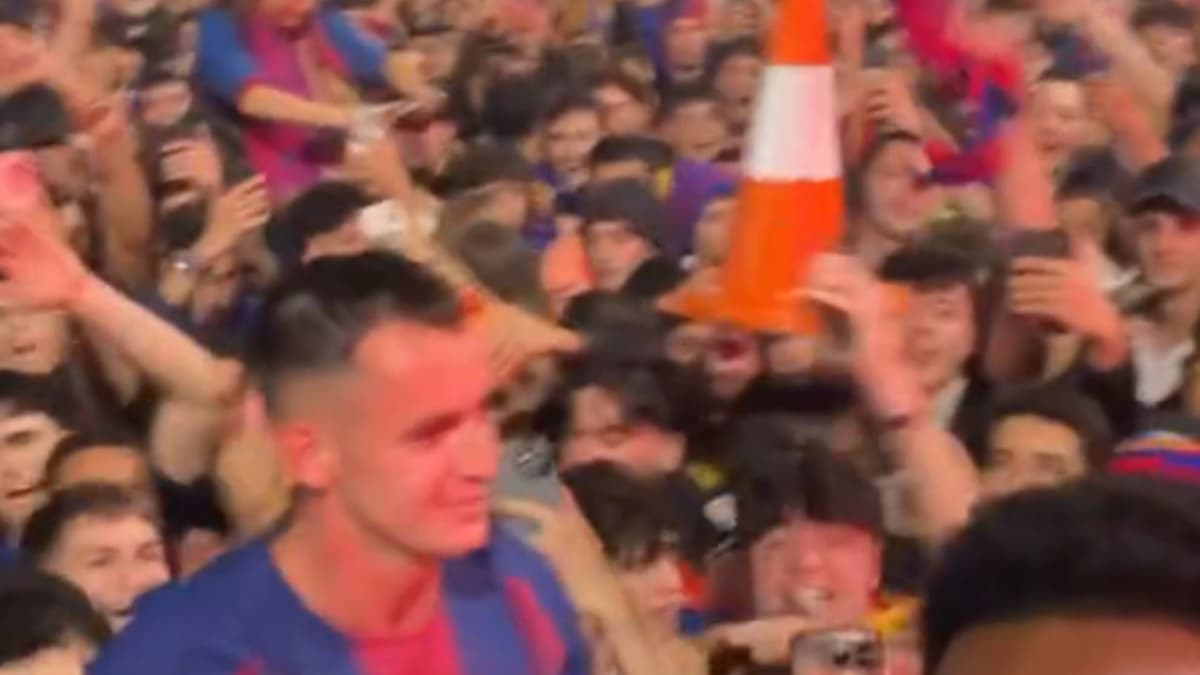 Marc Casadó y Balde celebran la Liga del Barcelona entre conos en la Plaza Cataluña: "¡Con mi gente!"