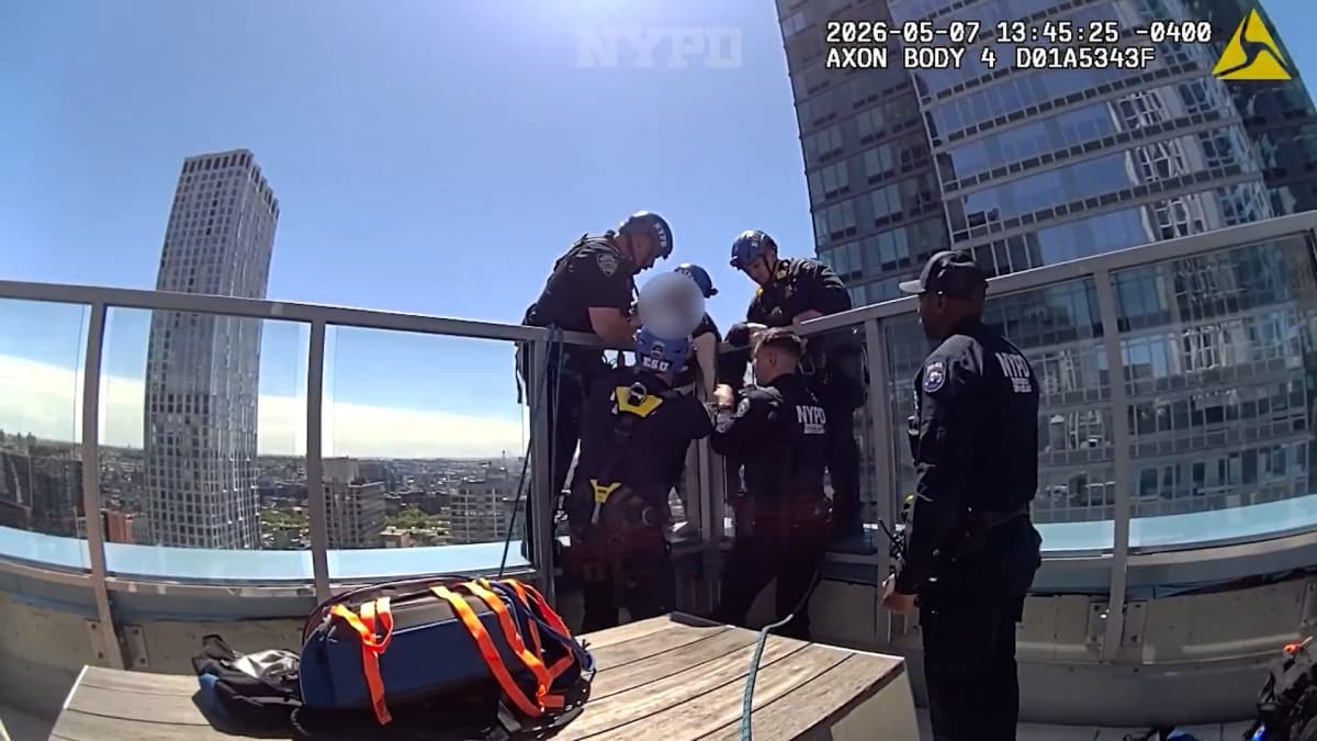 La policía de Nueva York rescata a una mujer en la cornisa de un rascacielos: "Déjame ayudarte"