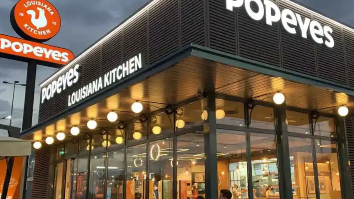 Crisis de una cadena de pollo frito: cierra algunos locales por inspecciones sanitarias fallidas