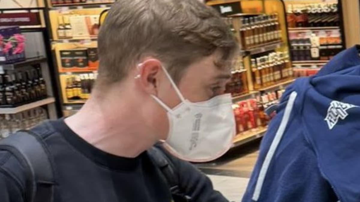 Vingegaard se blinda en el Giro: mascarilla, gel, ni un micrĂłfono ajeno... ÂĄy su propio rotulador para firmar a los fans!