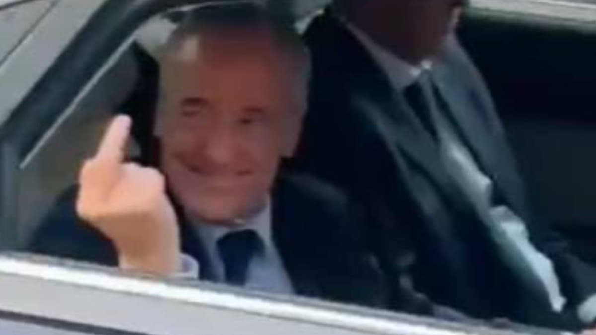 Un jugador del Madrid responde al periodista Rubén Cañizares con una peineta de Florentino