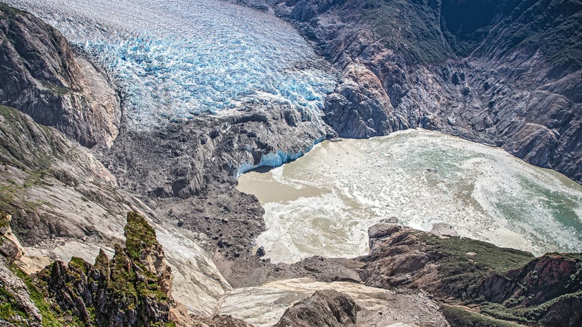 Imágenes de la NASA muestran cómo un gigantesco tsunami transformó para siempre un fiordo de Alaska